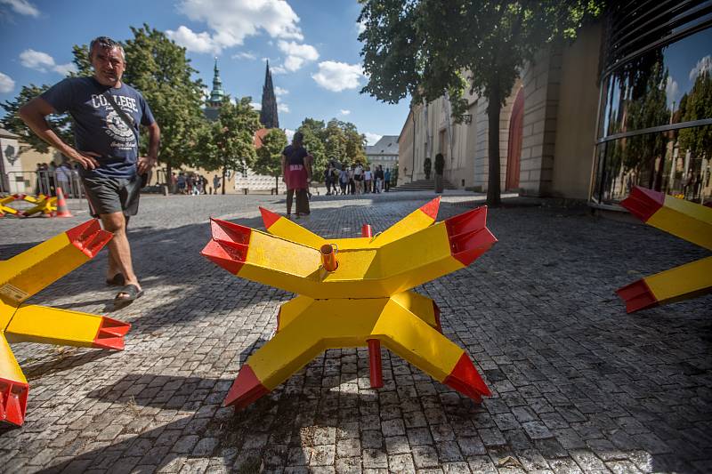 Kontroly před vstupem do Pražského hradu pokračovaly.