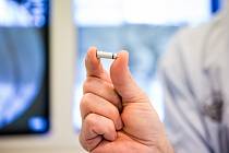 Kardiologický tým profesora Petra Neužila v Nemocnici Na Homolce v Praze úspěšně testuje nejmenší kardiostimulátor na světě.