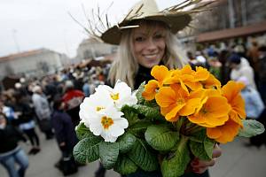 Farmářské trhy na Vítězném náměstí, takzvaném Kulaťáku, patří k nejstarším farmářským trhům v Praze. Fungují od roku 2010 a jsou vyhlášené i za hranicemi šestky.