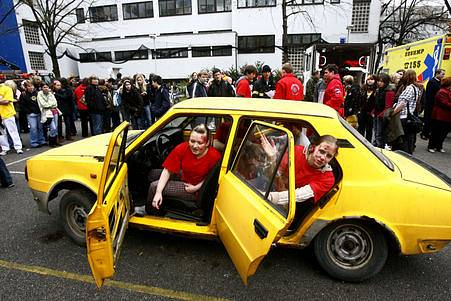 Simulovaná havárie automobilu.