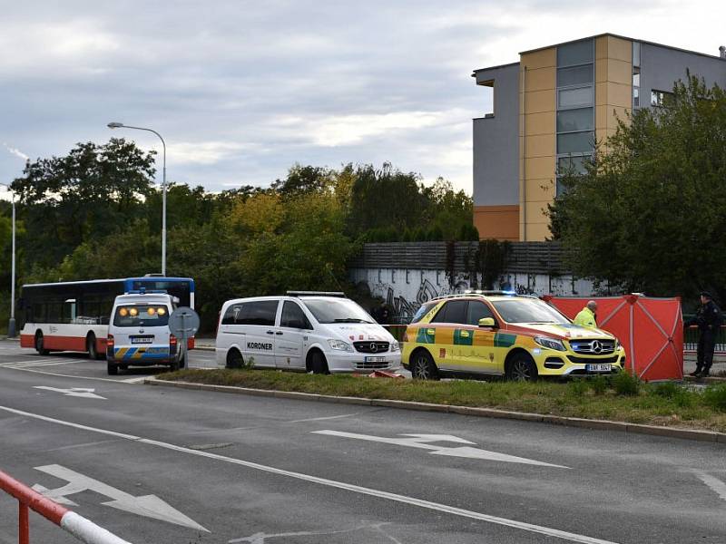 Cyklistka v pražských Kyjích nepřežila střet s autobusem.