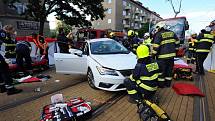 V ulici Sokolovská hasiči vyprošťovali zaklíněnou osobu po střetu osobního auta a tramvaje.