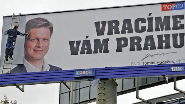 Spor, jaký tady ještě nebyl. Krátce před volbami z billboardů v Praze zmizel pražský primátor Tomáš Hudeček. Kvůli stavebním předpisům, které prosadil.