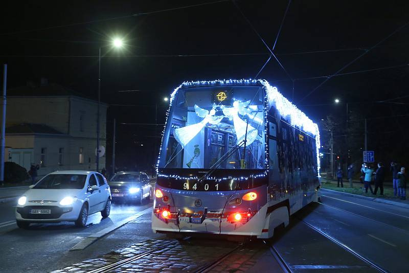 Vánočně nazdobená tramvaj v Praze.