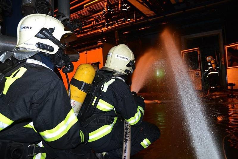 Výbuch a následný požár v průmyslovém areálu v Komořanské ulici v pražských Modřanech.