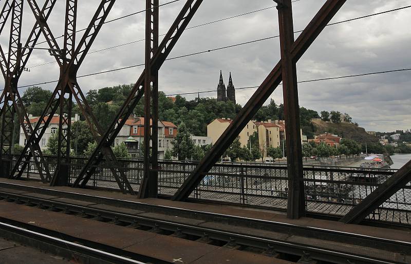 Železniční most, Vyšehrad a Rašínovo nábřeží.