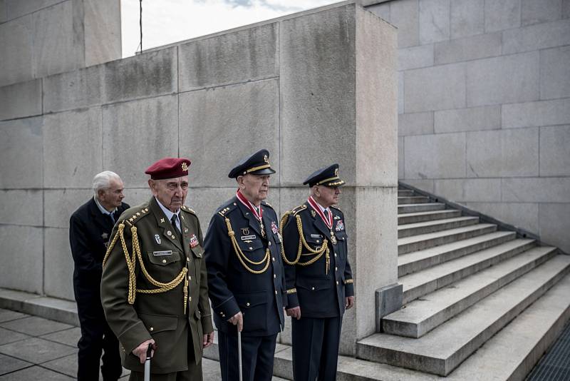 Pietní akt při příležitosti 72. výročí ukončení 2. světové války 8. května před Národním památníkem na Vítkově v Praze. Na snímku Milan Boček, Alois Dubec a Václav Kuchyňka.