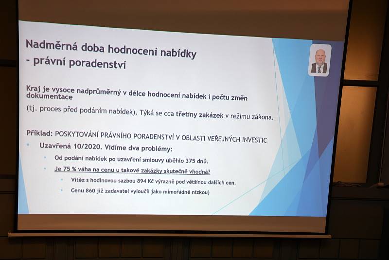 Předběžné závěry analýzy nákupů Středočeského kraje a jeho příspěvkových organizací 2018–2021 představili 7. června na tiskové konferenci představitelé hejtmanství společně s Jiřím Skuhrovcem z firmy Datlab.