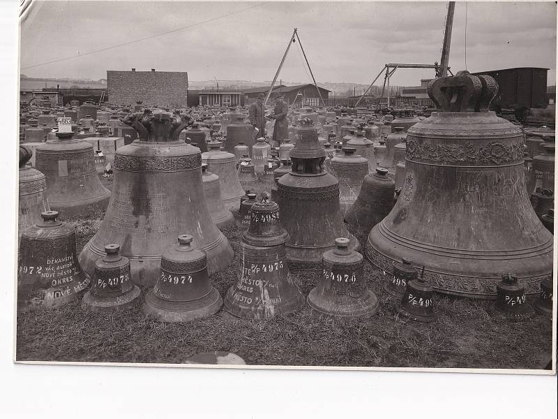Zvony ukradené nacisty se shromažďovaly v roce 1942 na Rohanském ostrově, odvezeny byly do Německa.