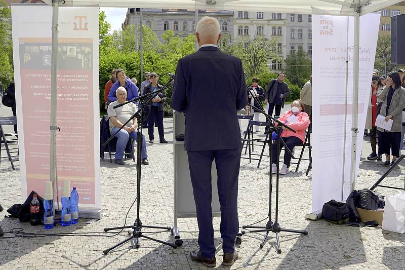 Veřejné čtení jmen obětí holocaustu na Náměstí Jiřího z Poděbrad 28. dubna 2022.