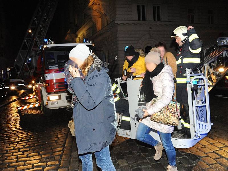 Hasiči a záchranáři zasahovali 20. ledna 2018 při požáru hotelu Eurostars v Praze
