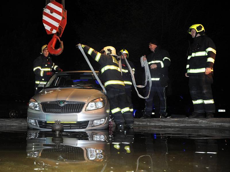 Auto skončilo v kašně. 