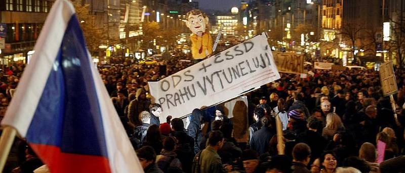 Na dva tisíce lidí protestovalo 17. listopadu na pražském Václavském náměstí proti nově vytvořené koalici ODS a ČSSD na magistrátu.