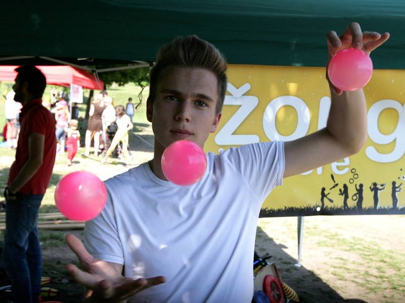 Světový den žonglování v rámci Žižkova sobě se konal v sobotu 16. června na Parukářce.