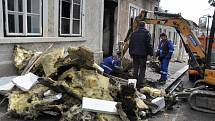 Život seniorky si v úterý ráno vyžádal požár, který zničil domek v ulici Na Pěšinách v pražských Kobylisích. Její snaše s dítětem se podařilo před ohněm utéct. Příčina požáru zůstává v šetření.