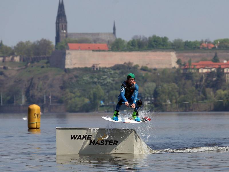 V areálu Žluté lázně proběhla tisková konference k zahájení sezony 2014. Na snímku exhibice wakeboardů na Vltavě.