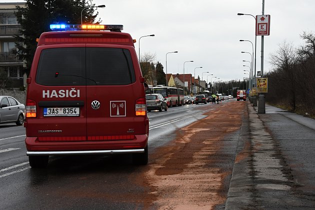 Únik nafty z autobusu. 