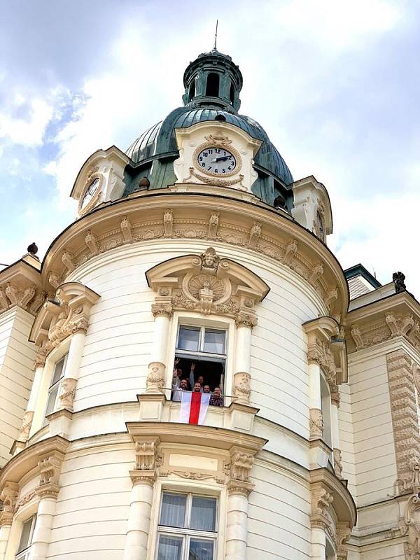Žižkovští zastupitelé na budovu radnice vyvěsili historickou vlajku Běloruska.