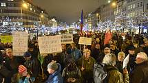 Lidé demonstrují 17. 12. 2019 na Václavském náměstí proti menšinové vládě Andreje Babiše (ANO), která má podporu komunistů. Akci pořádá spolek Milion chvilek pro demokracii.