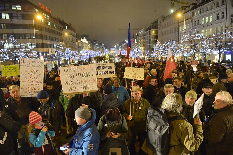 Lidé demonstrují 17. 12. 2019 na Václavském náměstí proti menšinové vládě Andreje Babiše (ANO), která má podporu komunistů. Akci pořádá spolek Milion chvilek pro demokracii.