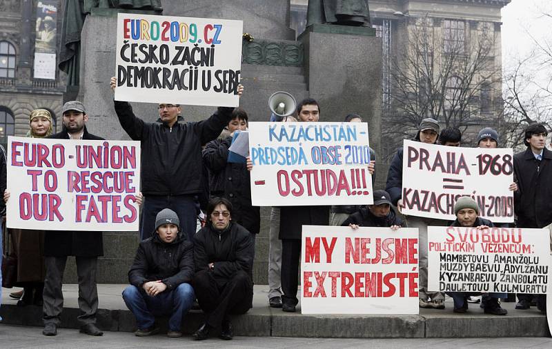 Demonstrace vězňů svědomí Kazachstánu proti diskriminační migrační politice české vlády vůči nim.