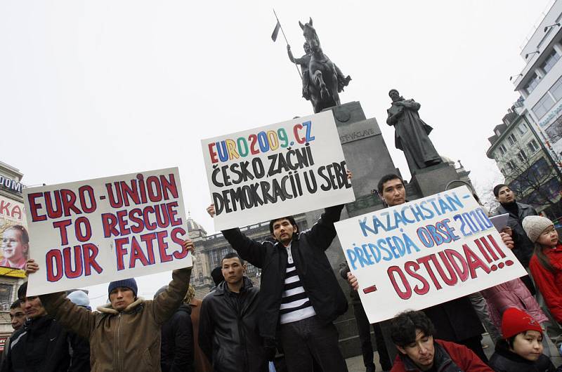 Demonstrace vězňů svědomí Kazachstánu proti diskriminační migrační politice české vlády vůči nim.