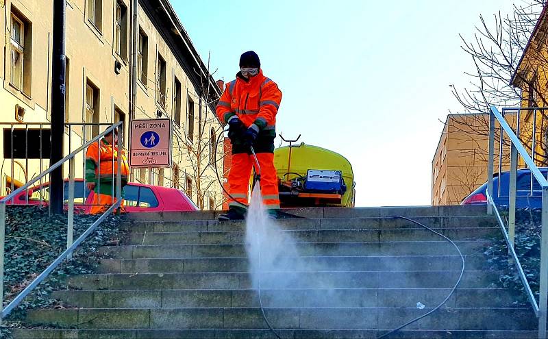 Pražské městské části v rámci prevence proti koronaviru dezinfikují veřejná místa, nemocnice či domovy seniorů.