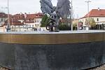 Potomek jednoho z československých letců RAF si stěžuje, že památník Okřídlený lev na pražském Klárově je zneuctíván.