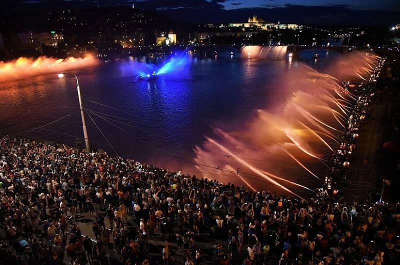 Hasiči z celé republiky vytvořili v Praze za doprovodu světel a hudby hasičskou vodní fontánu, které se konala při příležitosti 100. výročí vzniku Československa.