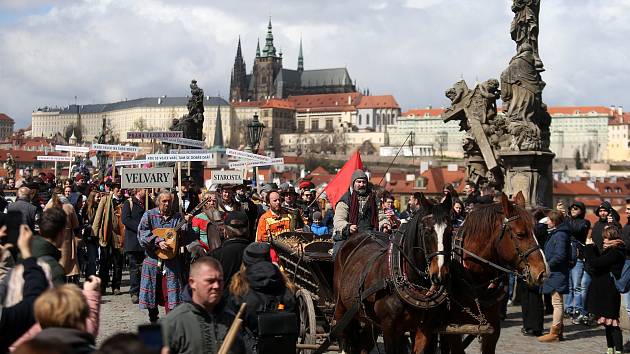 Karlův most byl svědkem vajíčkobraní. Vejce přivezli Velvarští.