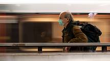 Cestující musí povinně nosit v pražské MHD roušky nebo si jinak zakrývat nos a ústa