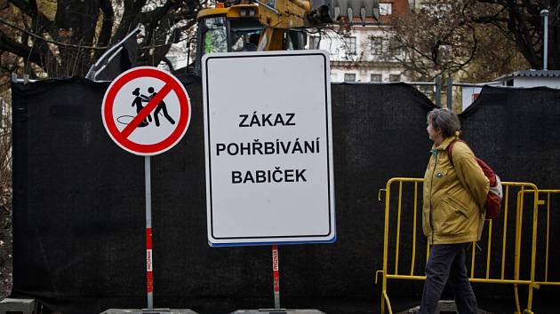 Na několika místech v Praze v okolí staveb se ve středu 11. března 2015 objevily nejspíše recesistické dopravní značky "Zákaz pohřbívání babiček". Snímek je z Karlova náměstí.