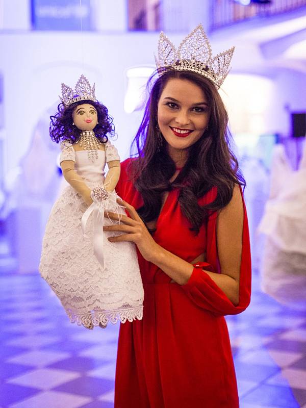 Miss České republiky 2015 Nikol Švantnerová se svou panenkou.