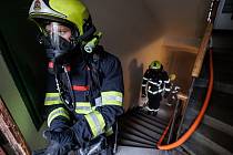 Požár kanceláře v suterénu obytného domu v Holešovicích 18. ledna 2023.
