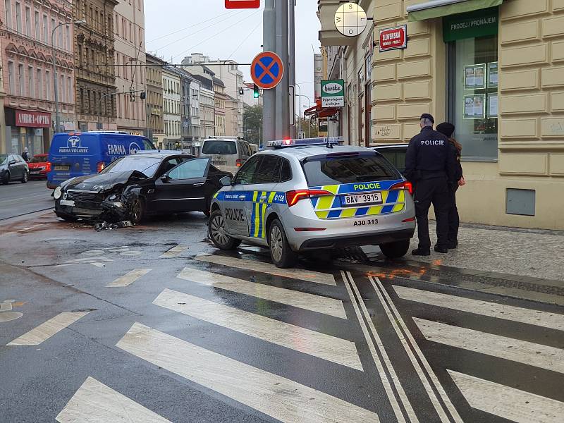 Dopravní nehoda na křižovatce ulic Francouzská a Slovenská v Praze 2.