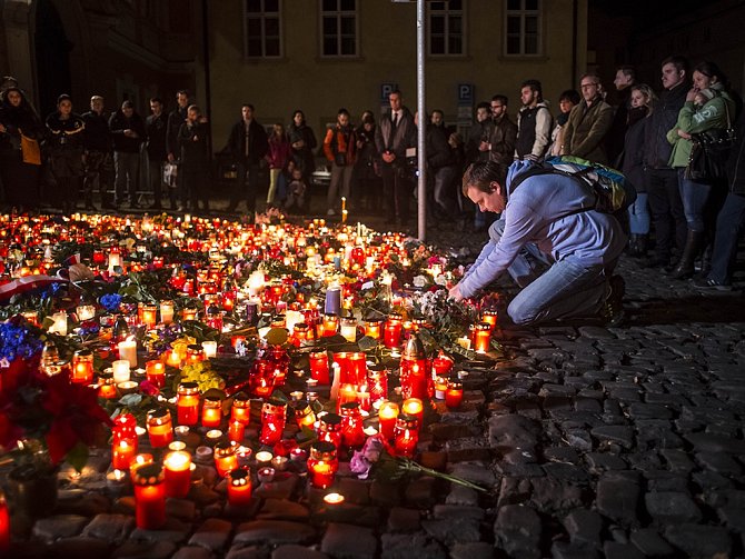 Praha truchlí s Paříží: Před francouzským velvyslanectvím se rozzářily stovky svící.
