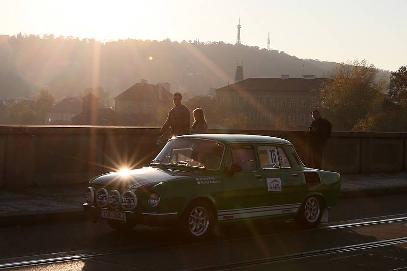 Ze slavnostního startu 10. ročníku mezinárodního automobilového závodu legend Rallye Praha Revival.