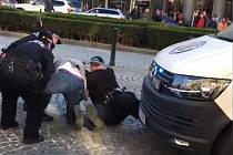 Pražští městští strážníci zasahují proti muži, který špatně parkoval.