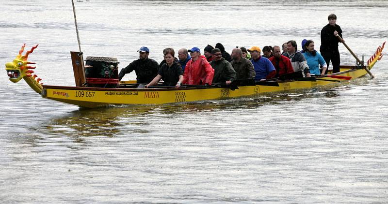 Svatojánské Navalis 2012 se konalo v úterý 15. května v okolí Karlova mostu. Regata historických a dračích lodí. 