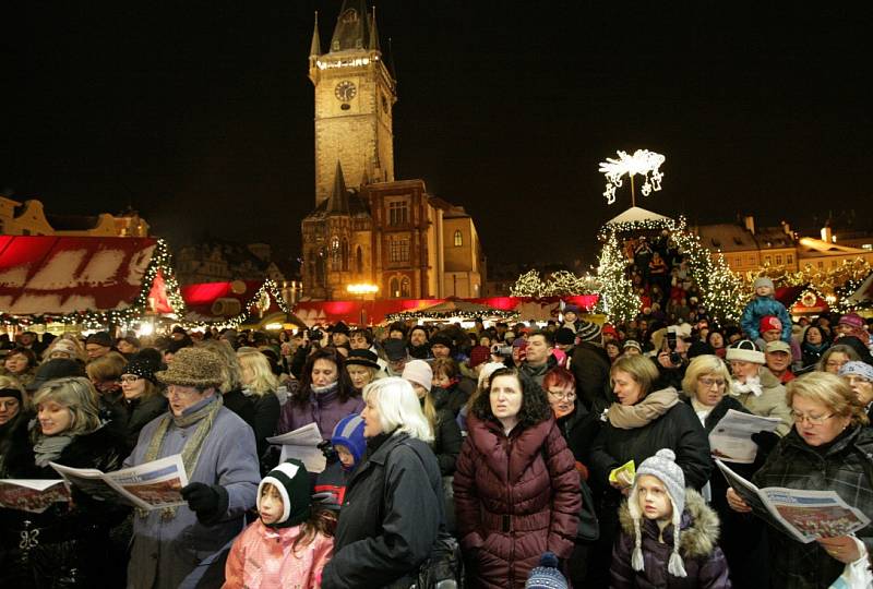 Česko zpívá koledy na Staroměstském náměstí