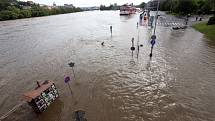 Povodně v Praze v úterý 4. června. Nábřeží Ludvíka Svobody.