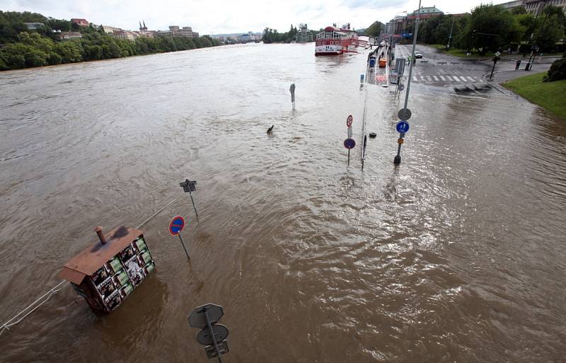 Povodně v Praze v úterý 4. června. Nábřeží Ludvíka Svobody.