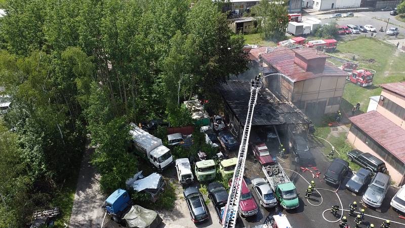 Z požáru autoservisu v pražských Běchovicích.