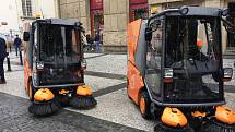Pražské služby ukázaly veřejnosti čistící vozy na elektřinu.