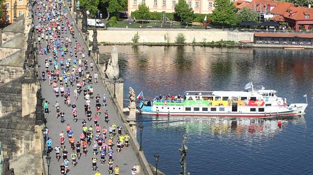 Pražský maratonský závod.