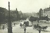 Snímek koňské drožky u Národního muzea zachycený na bromostříbrném papíře pochází od anonymního fotografa z roku 1900.