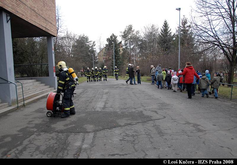 Hasiči v pondělí ráno likvidovali požár uskladněných map v kabinetu školy Švehlova v Praze 10.