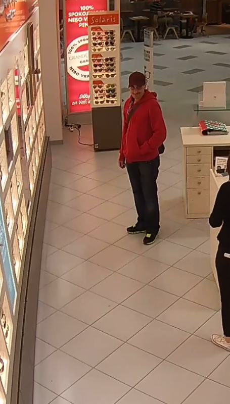 Muž podezřelý z krádeže slunečních brýlí.