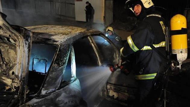 Požár osobního vozidla Audi A6 Quattro v ulici Pod Plynojemem v pražské Libni.