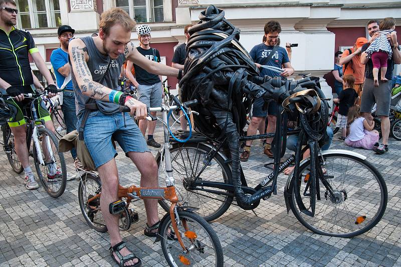 Průvod vypuštěných duší Prahou, happening  proti omezení kol v centru Prahy, 12.6.2017